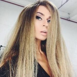 Алена Водонаева снова похвасталась наращиванием волос  v.jpg